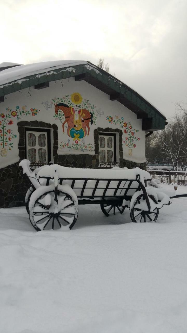 Charivna Taistra Panzió Brovari Kültér fotó